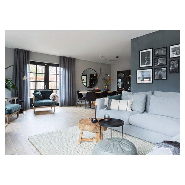 EIGEN HUIS & TUIN AFLEVERING 22, 1 FEBRUARI 2020. WOONKAMER MET OVER MET LAB PAINT EN LAB COLOURS IN DE TINTEN ASH GREY NO. 188, HERO’S TIME NO. 138, SOFT BLACK NO. 282 EN SALT NO. 121.