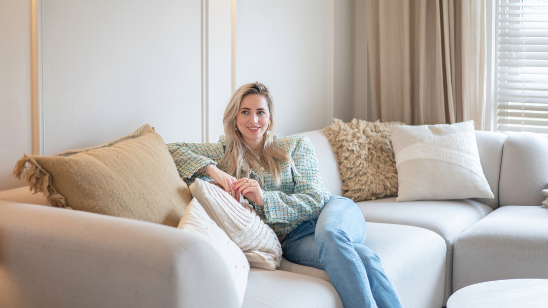 BINNENKIJKEN BIJ ELINE DE RUIG: EEN BEIGE OASE VAN RUST