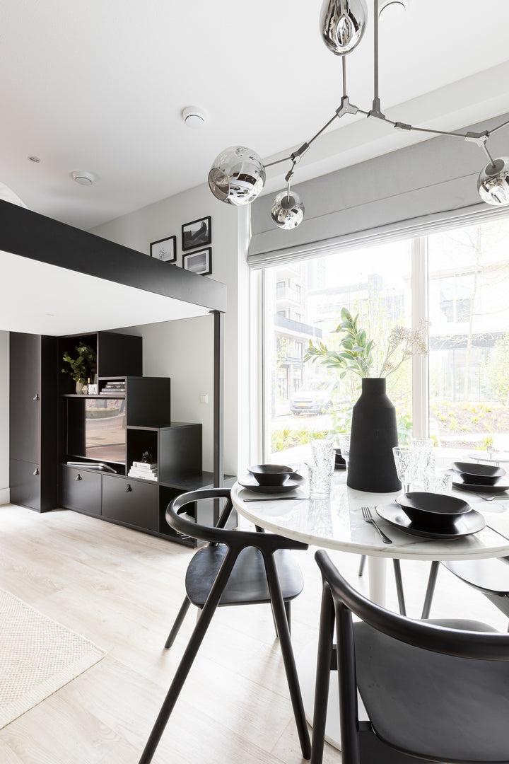 EIGEN HUIS & TUIN AFLEVERING 37, 16 MEI 2020. STUDIO IN AMSTERDAM MET LAB COLOURS PURE BLACK NO. 50 EN WHITE CLAY NO. 61 IN DE HOOFDROL.