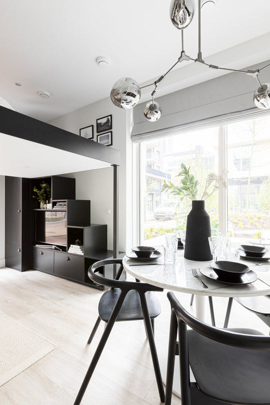 EIGEN HUIS & TUIN AFLEVERING 37, 16 MEI 2020. STUDIO IN AMSTERDAM MET LAB COLOURS PURE BLACK NO. 50 EN WHITE CLAY NO. 61 IN DE HOOFDROL.