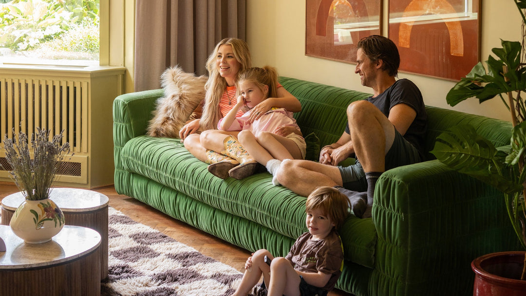 BINNENKIJKEN BIJ JENNIFER EWBANK: EEN KLEURRIJK SEVENTIES INTERIEUR