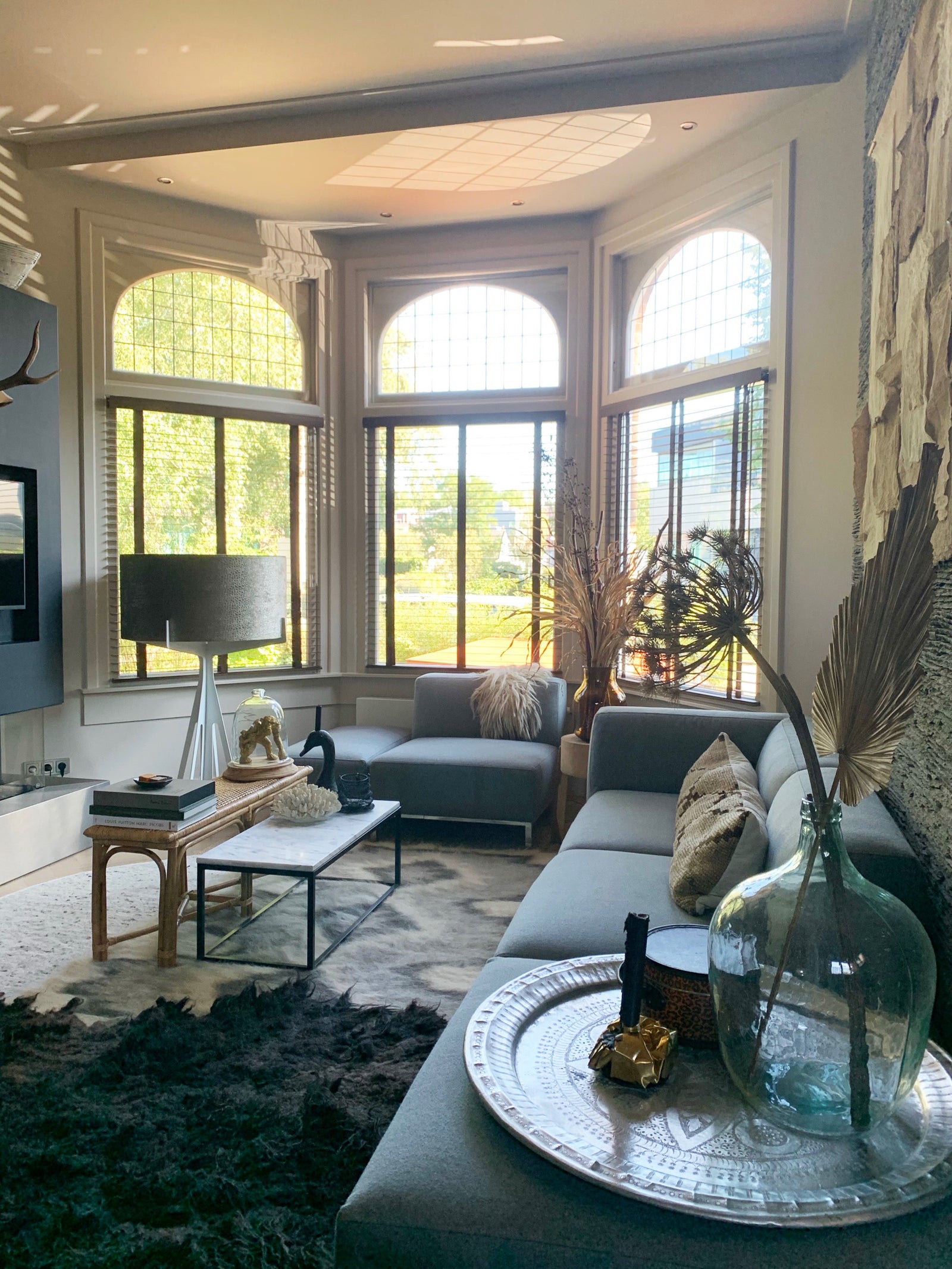OKTOBER 2020: UITZENDING VAN DE VT WONEN EN DESIGNBEURS. <BR> MARIE-GON (BEKEND INTERIEURONTWERPER EN KLEUREXPERT) KIJKT BINNEN BIJ FOUNDER ROBERT.<BR><BR> HET GEHELE HUIS IS GESCHILDERD MET LAB PAINT EN VESTINGH COATINGS IN DE UNIEKE LAB COLOURS. <BR>