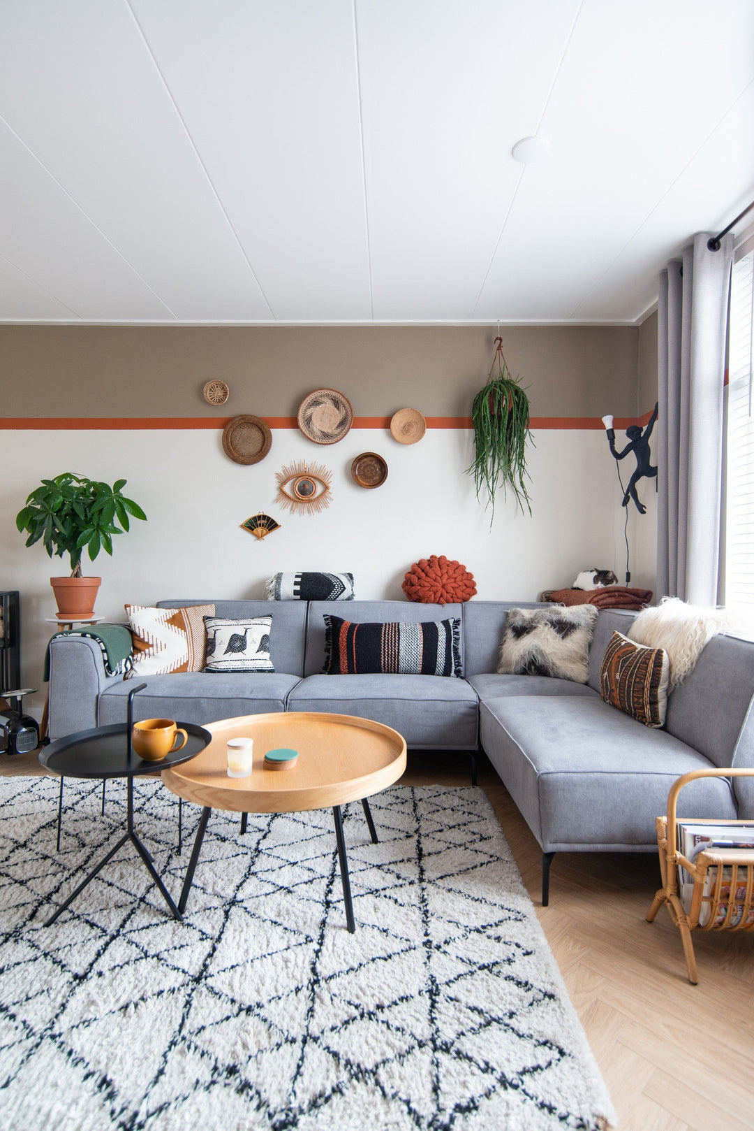 EIGEN HUIS & TUIN, 16 MAART 2020, KIJKT BINNEN IN HET HUIS VAN KELLY VAN @KEEELLY91. MET LAB PAINT EN LAB COLOURS IN DE TINTEN MUD SOLDIER NO. 46, TERROCOTTA WARRIOR NO.  42 EN STRONG GARLIC NO. 92.
