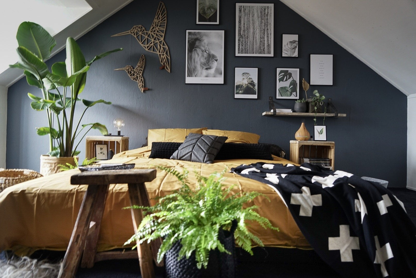 NOVEMBER 2019: SLAAPKAMER METAMORFOSE DOOR MICHIEL DE ZEEUW I.S.M. JELLINA DETMAR. MET LAB PAINT EN LAB COLOURS IN DE TINTEN HERO'S TIME NO. 138, FULL WHITE NO. 253 EN PURE BLACK NO. 50.