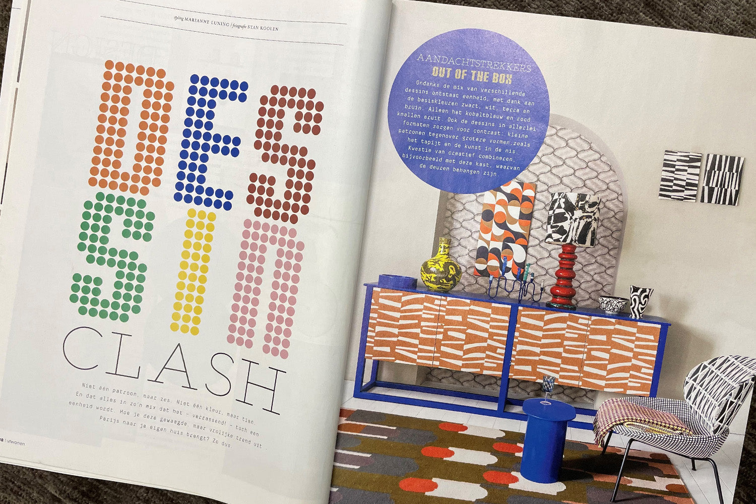 WIE DURFT? DESSIN CLASH OP EEN ACHTERGROND VAN LAB COLOURS